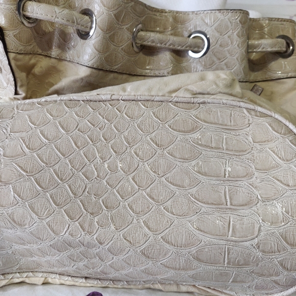 Guess Bucket Bag - Picture 5 of 7